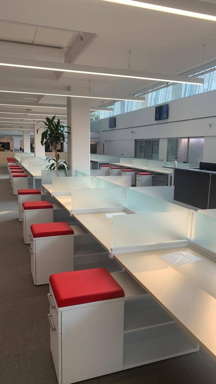 La Presse — Installation de mobilier pour bureaux de rédaction.